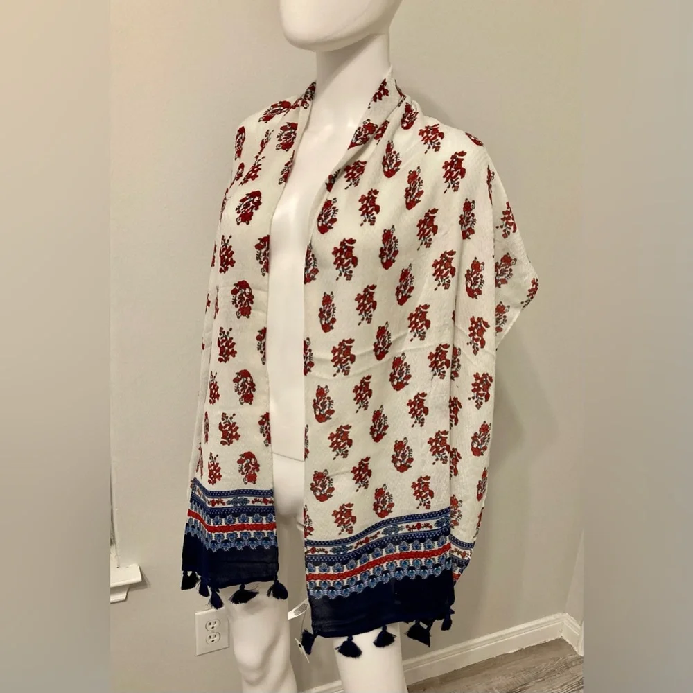 New Talbots An elegant women's scarf with tassels. In a gift box. - Picture 7 of 8